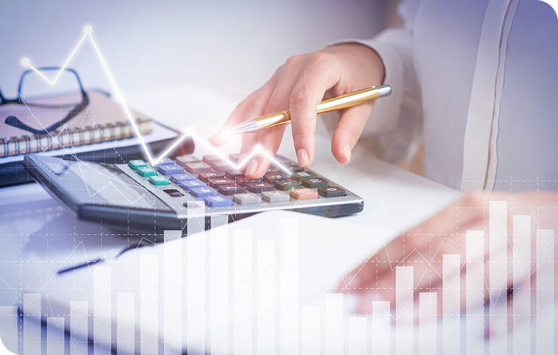 Mains utilisant une calculatrice avec graphiques